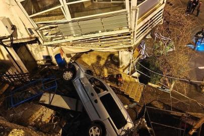 Silivri’de hafif ticari araç 5 metreden aşağı düştü