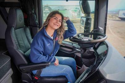 Sıradan hayatından sıkılan genç kadın uzun yol tır şoförü oldu