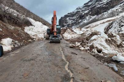 Şırnak’ta çocuklardan alkışlanacak hareket: Yolların açılması için günlerdir çalışan işçilere yemek götürüyorlar