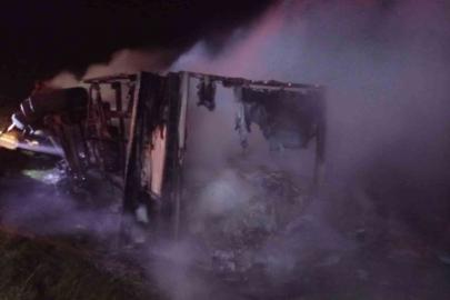 Şırnak’ta mandalina yüklü tır cayır cayır yandı