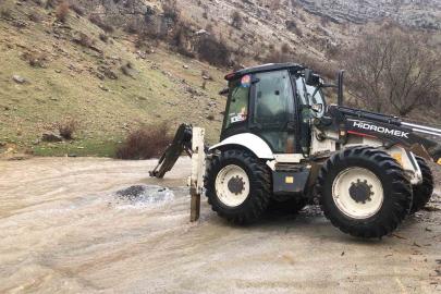 Şırnak’ta sel suları yolları kapattı