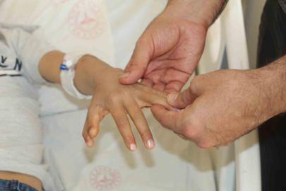 Şırnak’ta yapışık parmaklı iki kardeş ameliyatla sağlıklarına kavuştu