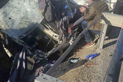 Sivas’ta ticari araç bariyere çarptı: 1 yaralı