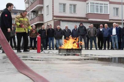 Şoförler yangın tüpü ile yangını söndürdü