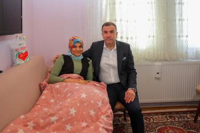 Sosyal medya üzerinden pasta-börek satarak geçimini sağlayan aileye Vali Eldivan’dan moral ziyareti