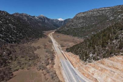 Sular çekildikten sonra yeniden ulaşıma açılan Antalya-Konya kara yolu havadan görüntülendi