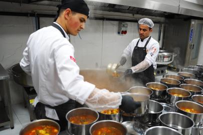 Sultanbeyli’de Ramazan dayanışması: İyilik mutfağı kapı kapı hizmet veriyor