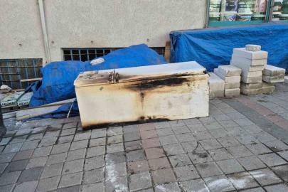 Sultangazi’de çıkan yangında zabıta ekibinin anonsu binayı boşalttı