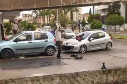 Sürekli bozulan scootera sinirlendi, öfkesini taşla parçalayarak çıkardı