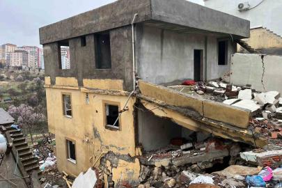 Tahliye edilen bina yağışlara dayanamayarak çöktü