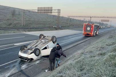 Takla atan otomobildeki 3 arkadaş emniyet kemeri sayesinde yara almadan kurtuldu