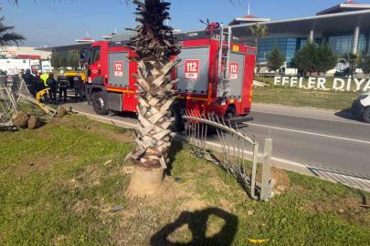 Taksi bariyerlere çarpıp takla attı: 2 yaralı