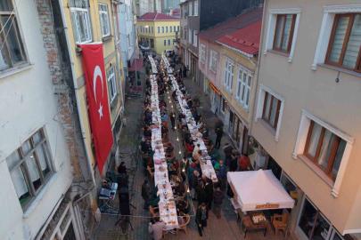 Tarihi sokakta paylaşım sofrası