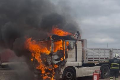 Tekirdağ’da park halindeki tır alev alev yandı