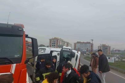 Tekirdağ’da virajı alamayan tır devrildi