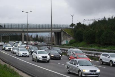 TEM Otoyolu Kocaeli geçişinde tatil dönüşü yoğunluğu