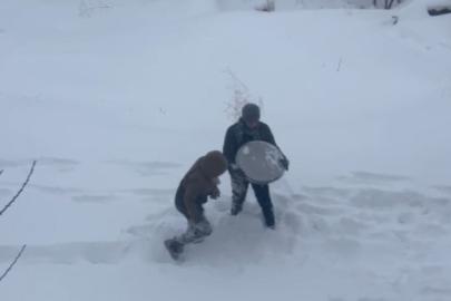 Tepsiyle kayarken havaya attı, kardeşinin başına isabet etti
