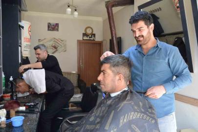 Tercan’da berberlerde bayram yoğunluğu