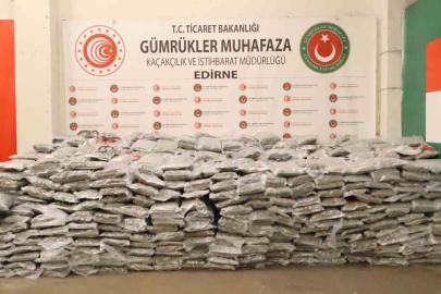 Ticaret Bakanlığı Gümrükler Muhafaza ekiplerinden zehir tacirlerine ağır darbe: 1 ton 413 kilo esrar ele geçirildi