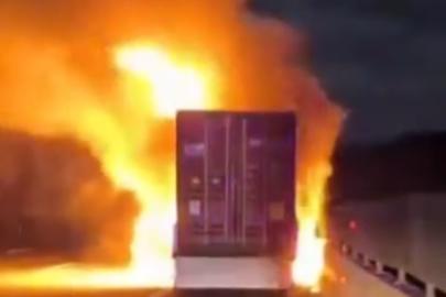 Tır üzerindeki konteyner alev alev yandı