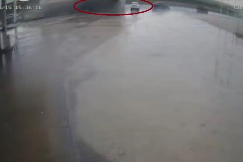 Tırın otomobilin üstüne devrildiği anlar kamerada