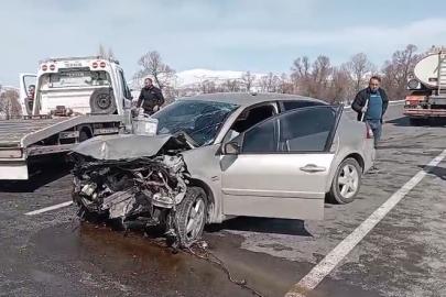 Tokat’ta iki otomobil kafa kafaya çarpıştı: 4 yaralı