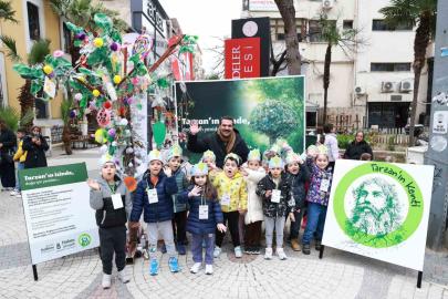 Topladıkları çöplerden atık ağacı yaptılar