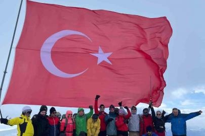 Trabzon’un en yüksek tepesindeki Türk bayrağı yenilendi