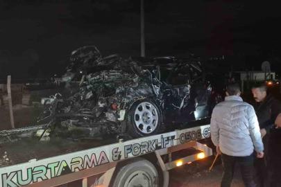 Trafik kazasında tırın altına aldığı otomobil, oto kurtarma aracının üzerinde alev aldı