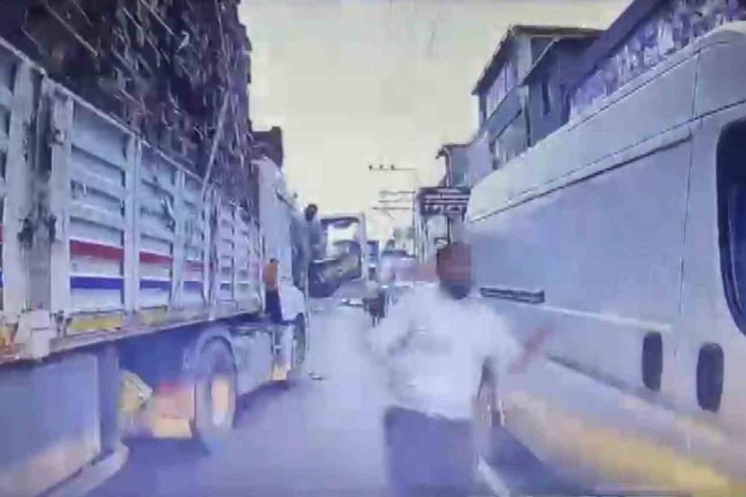 Trafikte dehşet: Tırdaki yolcu bıçakla saldırdı