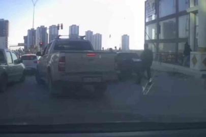 Trafikte tartıştıkları kişinin aracına sopa ve sandalyelerle saldırdılar