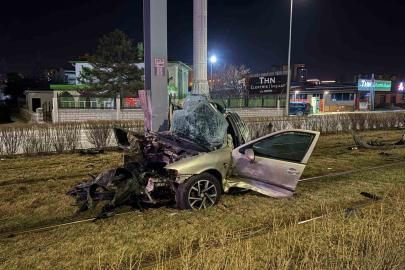 Tramvay yolundaki direğe çarpan otomobil kağıt gibi büküldü: 1 yaralı