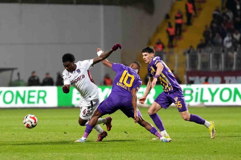 Trendyol Süper Lig: Eyüpspor: 0 - Trabzonspor: 0 (İlk yarı)