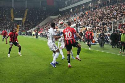 Trendyol Süper Lig: Gençlerbirliği: 0 - Beşiktaş: 0 (İlk yarı)