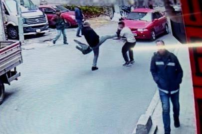 Tükürük kızdırdı, birbirlerine uçan tekmeyle saldırdılar