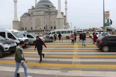 Üç şeritli yolda tehlikeli yaya geçidi korkutuyor