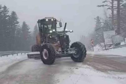 Uludağ’da bayramda kar sürprizi: Yollar beyaza büründü, ekipler seferber oldu