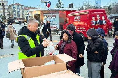 Ümraniye Belediyesinden iftara yolda yakalanan vatandaşlara iftariyelik desteği