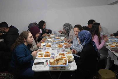 Üniversite öğrencileri oruçlarını köyde kurulan iftar sofrasında açtı