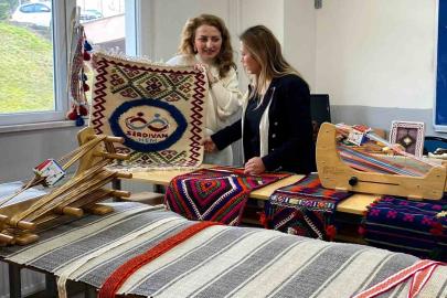 Üniversiteli öğrenciler geleneksel dokumayı yerinde öğrendi