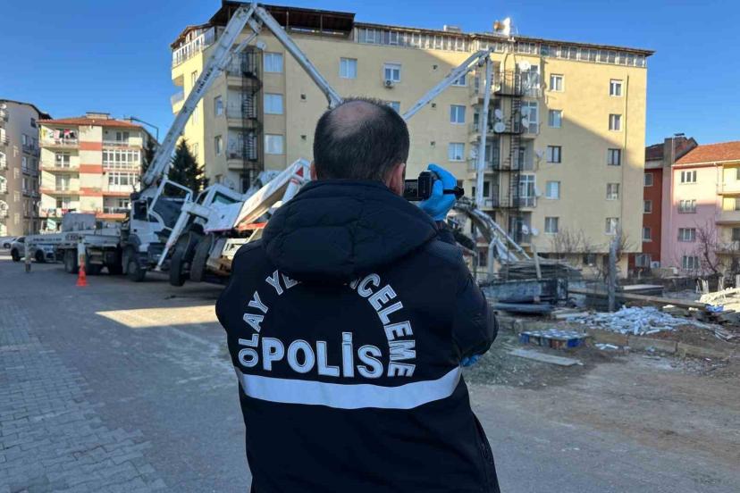 Uşak’ta beton pompası yan yattı: Altında kalan işçi hayatını kaybetti