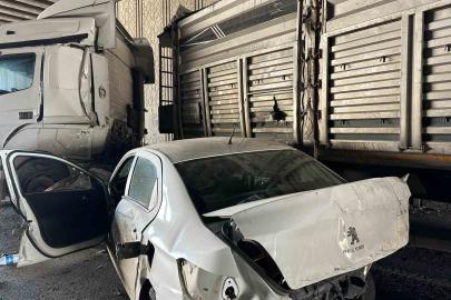 Uşak’ta otomobil ile tır çarpıştı: 1 yaralı