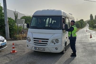 Uşak’ta polis ve jandarmadan okul çevreleri ve servislere sıkı denetim