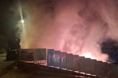 Üsküdar’da şantiyede işçilerin kaldığı konteynerlerde yangın