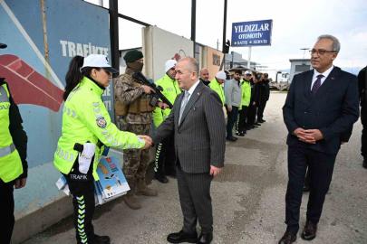 Vali Hatipoğlu, uygulama noktalarında güvenlik güçleri  ve vatandaşlarla bayramlaştı