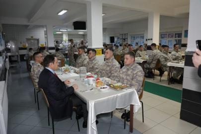 Vali Işın, orucunu Mehmetçiklerle açtı