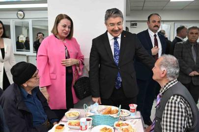 Vali Yılmaz ve eşi, huzurevi sakinleriyle iftar yaptı