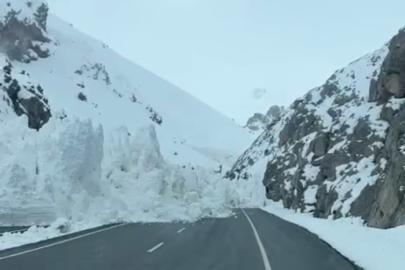 Van-Hakkari karayoluna çığ düştü