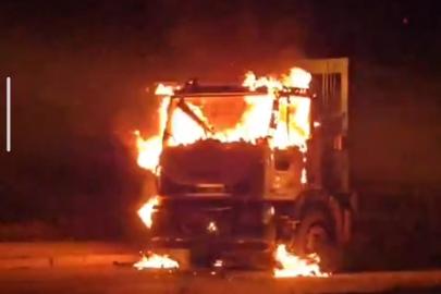 Van’da çöp kamyonu alev alev yandı