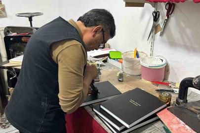 Vanlı cilt ustası yarım asırlık zanaatını teknolojiye karşı koruyor